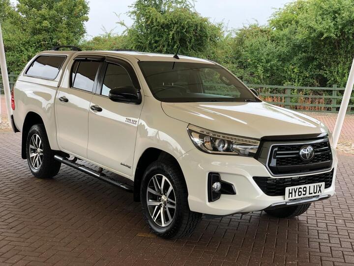 Toyota Hilux 2.4 D-4D Invincible X 4WD Euro 6 (s/s) 4dr (TSS) Toyota Hilux 2.4 D-4D Invincible X 4WD Euro 6 (s/s) 4dr (TSS)