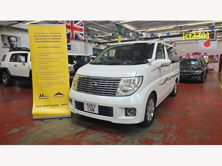 Nissan Elgrand E51 XL Model 3.5 Recliners Sunroof