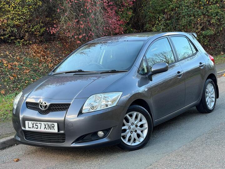 Toyota Auris 2.0 D-4D TR 5dr Toyota Auris 2.0 D-4D TR 5dr
