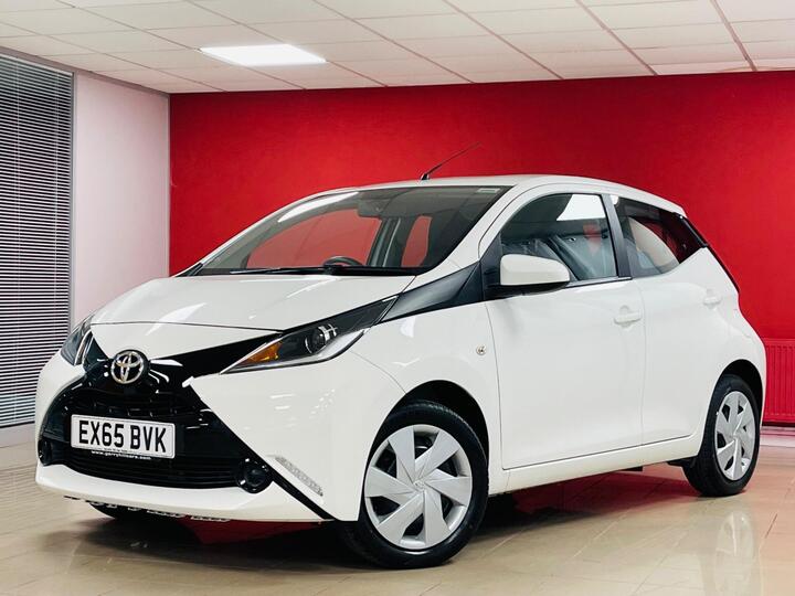 Toyota AYGO 1.0 VVT-i X-play Euro 5 5dr Euro 5 Toyota AYGO 1.0 VVT-i X-play Euro 5 5dr Euro 5