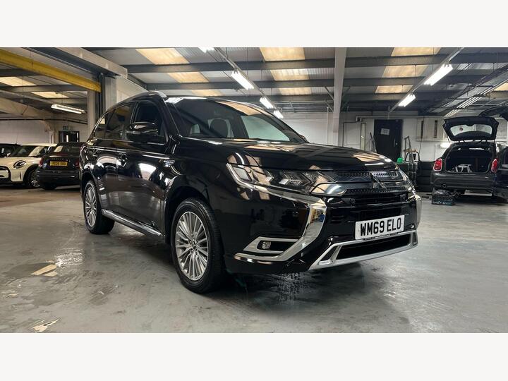 Mitsubishi Outlander 2.4h TwinMotor 13.8kWh Exceed Safety CVT 4WD Euro 6 (s/s) 5dr Mitsubishi Outlander 2.4h TwinMotor 13.8kWh Exceed Safety CVT 4WD Euro 6 (s/s) 5dr