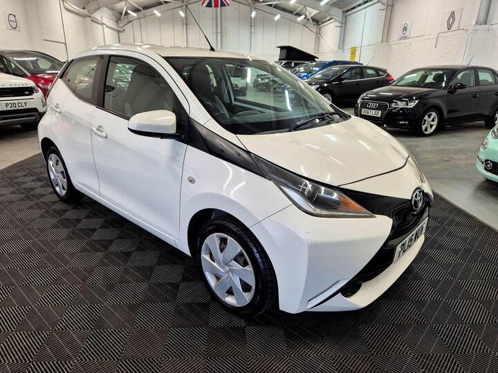 Toyota AYGO 1.0 VVT-i X-play Euro 5 5dr Euro 5 Toyota AYGO 1.0 VVT-i X-play Euro 5 5dr Euro 5