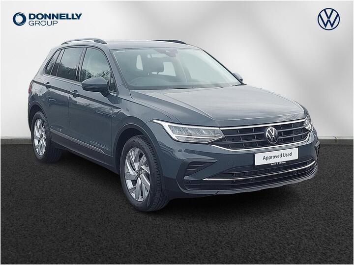 Volkswagen Tiguan 2.0 TDI Life Euro 6 (s/s) 5dr Volkswagen Tiguan 2.0 TDI Life Euro 6 (s/s) 5dr