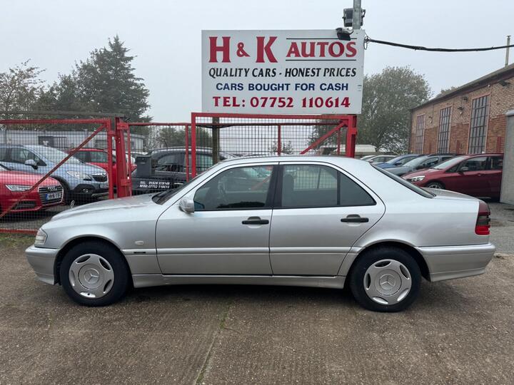 Mercedes-Benz C Class 2.0 C200 Classic 4dr Mercedes-Benz C Class 2.0 C200 Classic 4dr
