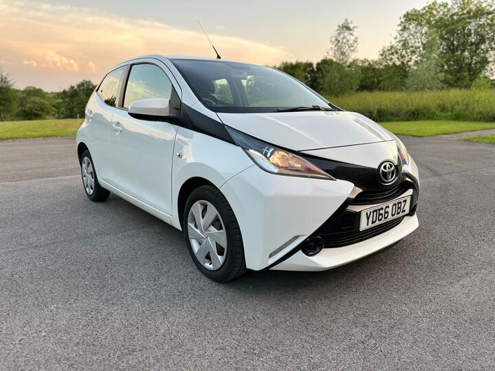 Toyota AYGO 1.0 VVT-i X-play Euro 5 5dr Euro 5 Toyota AYGO 1.0 VVT-i X-play Euro 5 5dr Euro 5