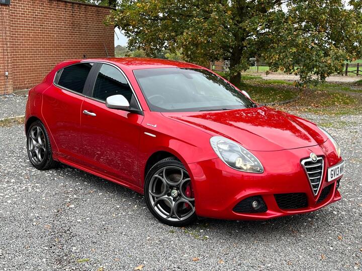 Alfa Romeo Giulietta 2.0 JTDM-2 Sportiva Euro 5 (s/s) 5dr Alfa Romeo Giulietta 2.0 JTDM-2 Sportiva Euro 5 (s/s) 5dr