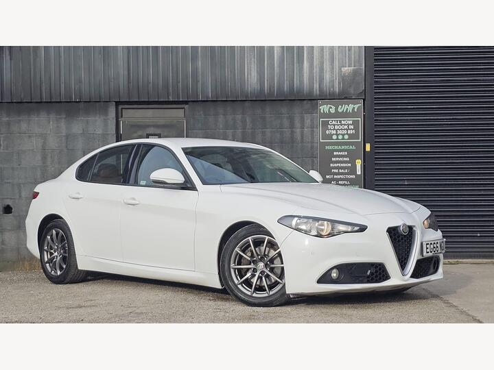 Alfa Romeo Giulia 2.2 TD Super Auto Euro 6 (s/s) 4dr Alfa Romeo Giulia 2.2 TD Super Auto Euro 6 (s/s) 4dr