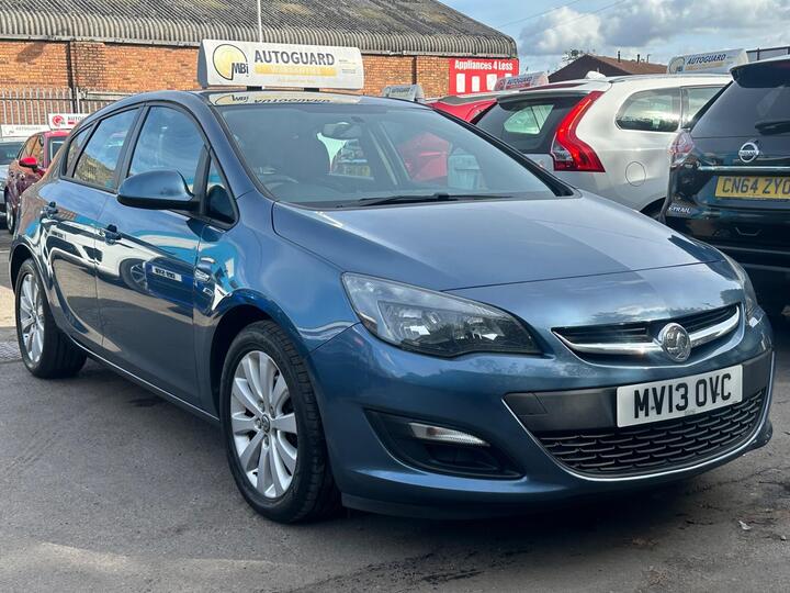 Vauxhall Astra 1.7 CDTi EcoFLEX Exclusiv Euro 5 (s/s) 5dr Vauxhall Astra 1.7 CDTi EcoFLEX Exclusiv Euro 5 (s/s) 5dr