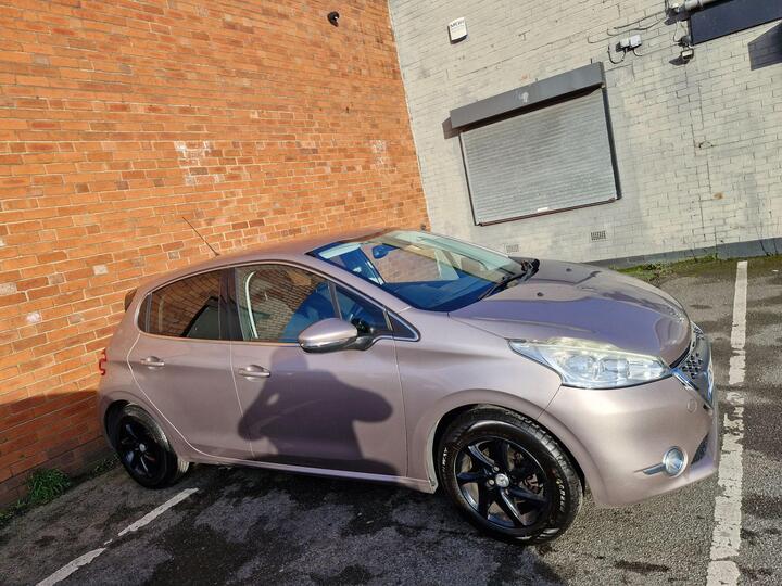 Peugeot 208 1.4 E-HDi Allure EGC Euro 5 (s/s) 5dr Peugeot 208 1.4 E-HDi Allure EGC Euro 5 (s/s) 5dr