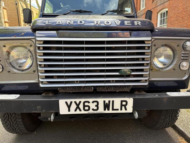 Land Rover Defender 110 2.2 TDCi XS Station Wagon 4WD MWB Euro 5 5dr Land Rover Defender 110 2.2 TDCi XS Station Wagon 4WD MWB Euro 5 5dr