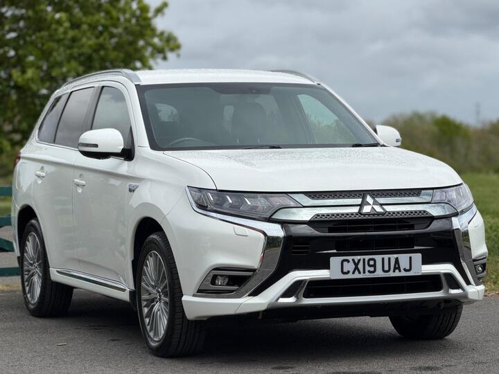 Mitsubishi Outlander 2.4h TwinMotor 13.8kWh 4h CVT 4WD Euro 6 (s/s) 5dr Mitsubishi Outlander 2.4h TwinMotor 13.8kWh 4h CVT 4WD Euro 6 (s/s) 5dr
