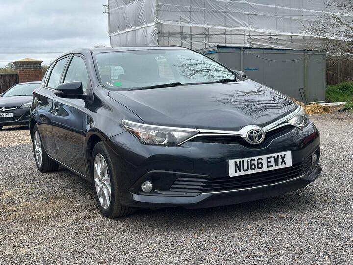 Toyota Auris 1.2 VVT-i Icon Euro 6 (s/s) 5dr Toyota Auris 1.2 VVT-i Icon Euro 6 (s/s) 5dr