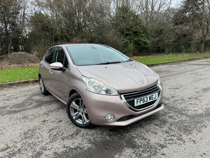 Peugeot 208 1.2 VTi Allure Euro 5 5dr