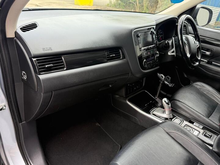Mitsubishi Outlander 2.0h 12kWh 4hs CVT 4WD Euro 6 (s/s) 5dr Mitsubishi Outlander 2.0h 12kWh 4hs CVT 4WD Euro 6 (s/s) 5dr