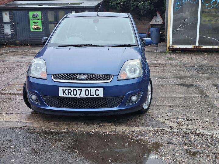 Ford Fiesta 1.6 Ghia 5dr