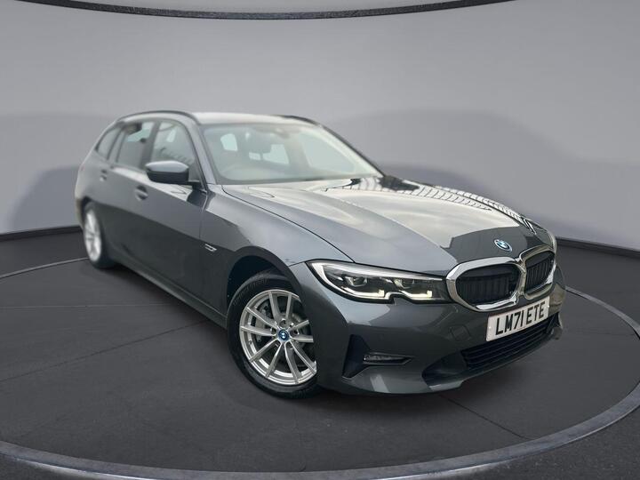 BMW 3 SERIES 2.0 330e 12kWh SE Pro Touring Auto XDrive Euro 6 (s/s) 5dr BMW 3 SERIES 2.0 330e 12kWh SE Pro Touring Auto XDrive Euro 6 (s/s) 5dr