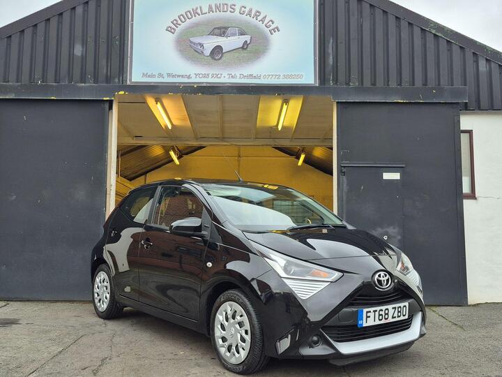Toyota AYGO 1.0 VVT-i X-play Euro 6 5dr Toyota AYGO 1.0 VVT-i X-play Euro 6 5dr