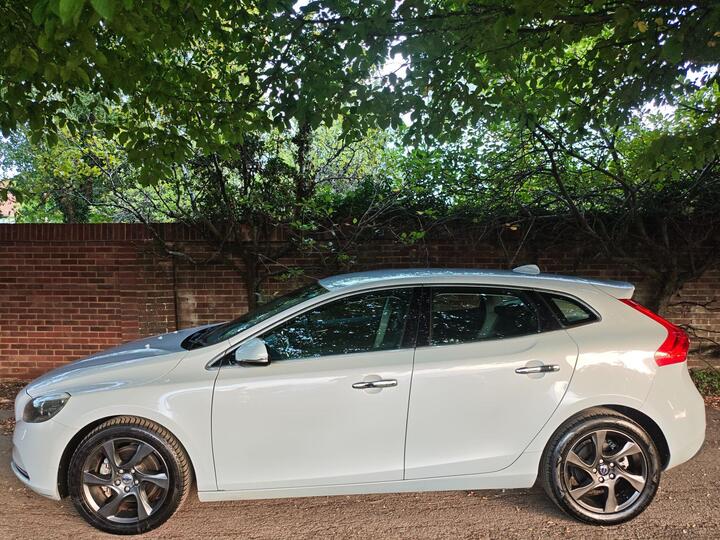 Volvo V40 1.6 T4 SE Lux Nav Hatchback 5dr Petrol Powershift Euro 5 (s/s) (180 Ps)