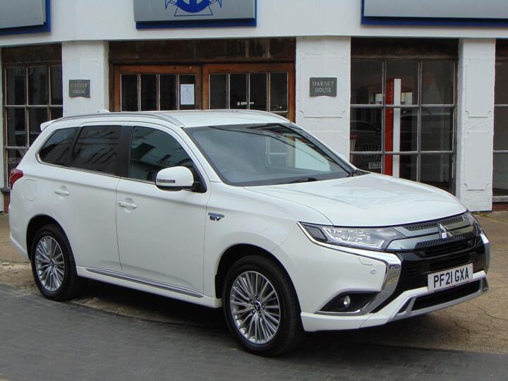Mitsubishi Outlander 2.4h TwinMotor 13.8kWh Dynamic Safety CVT 4WD Euro 6 (s/s) 5dr Mitsubishi Outlander 2.4h TwinMotor 13.8kWh Dynamic Safety CVT 4WD Euro 6 (s/s) 5dr