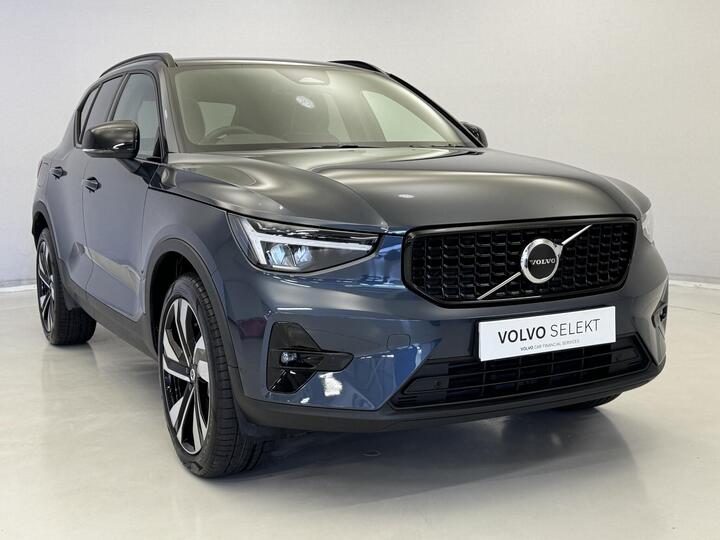 Volvo XC40 2.0 B3 MHEV Plus Dark DCT Auto Euro 6 (s/s) 5dr