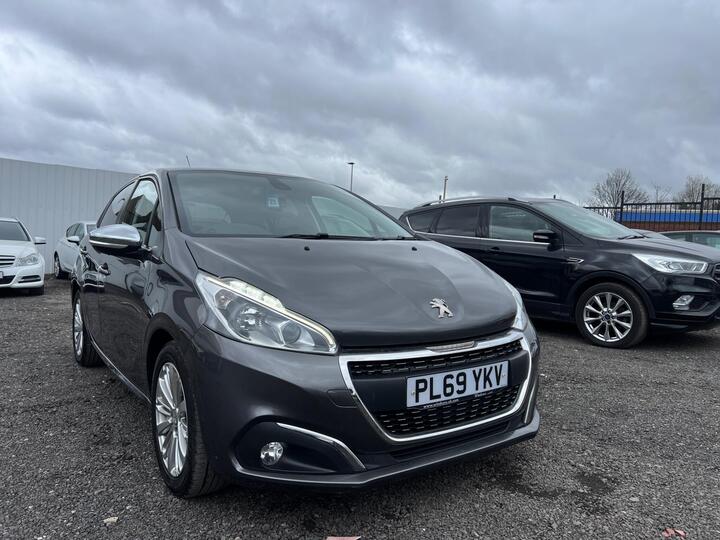 Peugeot 208 1.2 PureTech Signature Euro 6 (s/s) 5dr Peugeot 208 1.2 PureTech Signature Euro 6 (s/s) 5dr