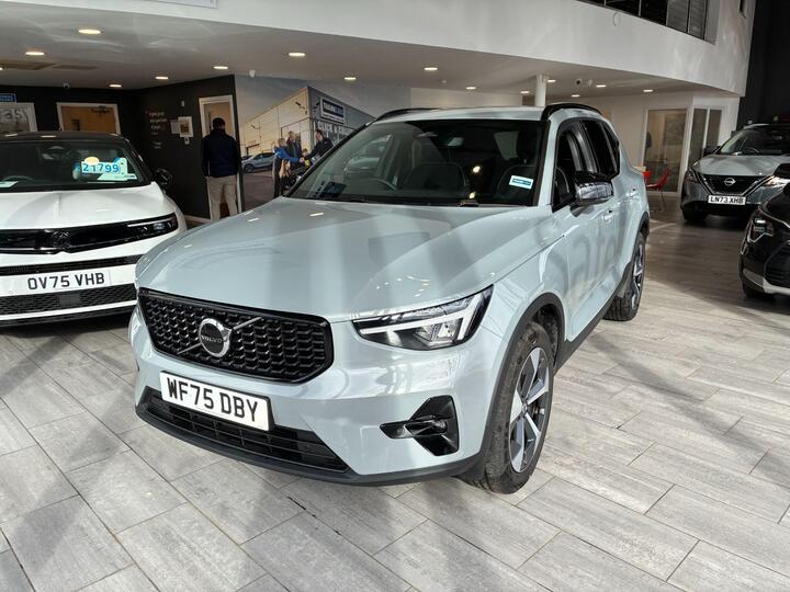 Volvo XC40 2.0 B3 MHEV Plus Dark DCT Auto Euro 6 (s/s) 5dr