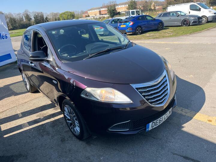 Chrysler Ypsilon 0.9 TwinAir SE Euro 5 (s/s) 5dr Chrysler Ypsilon 0.9 TwinAir SE Euro 5 (s/s) 5dr