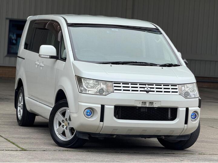 Mitsubishi Delica D5 2.4 G NAVI-PACKAGE 4WD PETROL AUTO