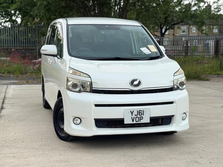 Toyota Voxy MPV 2.0 Automatic 8 Seats Ulez