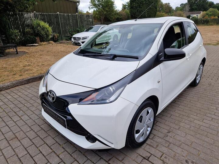 Toyota AYGO 1.0 VVT-i X-play X-shift Euro 5 5dr Euro 5 Toyota AYGO 1.0 VVT-i X-play X-shift Euro 5 5dr Euro 5