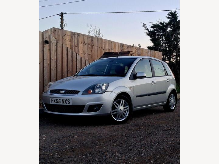 Ford Fiesta 1.6 Ghia 5dr