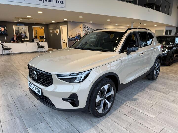 Volvo XC40 2.0 B4 MHEV Plus Dark DCT Auto Euro 6 (s/s) 5dr