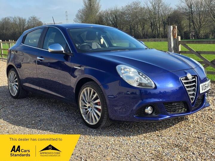 Alfa Romeo Giulietta 1.6 JTDM-2 Distinctive Euro 5 (s/s) 5dr Alfa Romeo Giulietta 1.6 JTDM-2 Distinctive Euro 5 (s/s) 5dr
