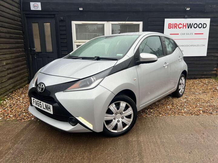 Toyota AYGO 1.0 VVT-i X-play Euro 5 5dr Euro 5 Toyota AYGO 1.0 VVT-i X-play Euro 5 5dr Euro 5