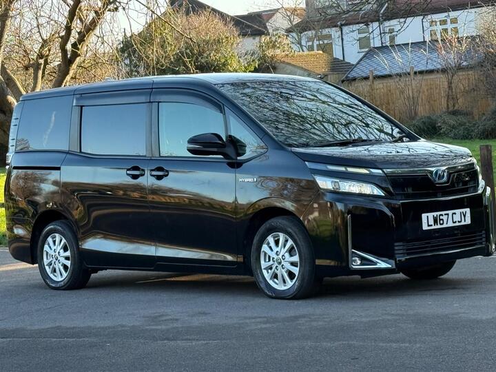 Toyota Voxy 1.8 PETROL HYBRID - 7 SEATER