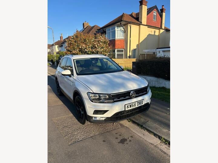 Volkswagen Tiguan 2.0 TDI BlueMotion Tech SE Navigation DSG 4Motion Euro 6 (s/s) 5dr Volkswagen Tiguan 2.0 TDI BlueMotion Tech SE Navigation DSG 4Motion Euro 6 (s/s) 5dr