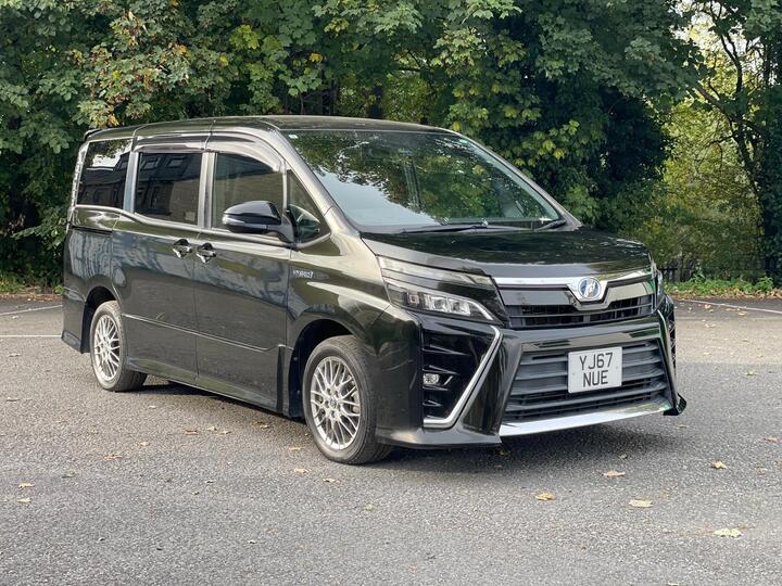 Toyota Voxy 1.8 HYBRID 7 SEATS AUTOMATIC