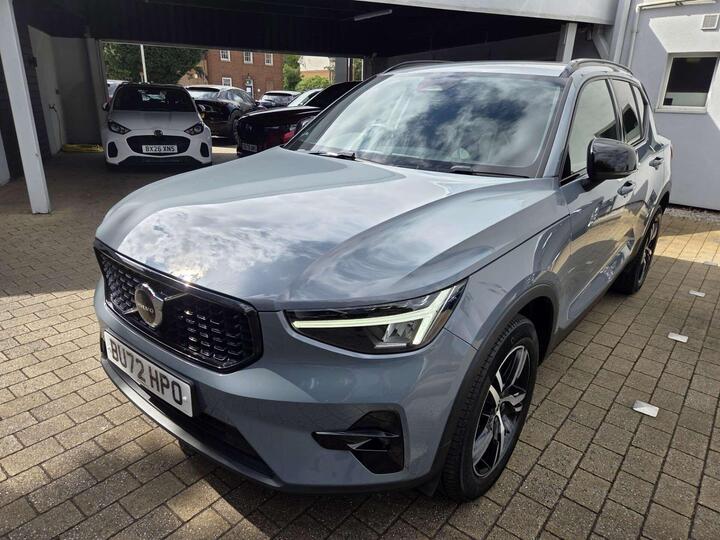 Volvo XC40 2.0 B3 MHEV Plus Dark DCT Auto Euro 6 (s/s) 5dr