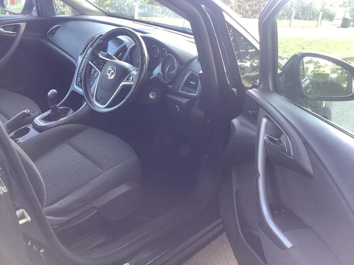 Vauxhall Astra - 1.7 CDTi ecoFLEX Tech Line Sports Tourer Euro 5 (s/s) 5dr - MOT JUNE 2026 (28-06-2026) - Image 13