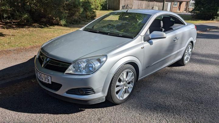 Vauxhall Astra - 1.8i Design Twin Top 2dr - Great drive sharp price! - Image 9