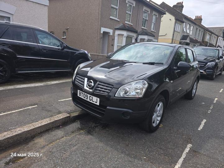 Cheap Nissan Qashqai - 1.6 Visia 2WD 5dr - No issues at all... for sale in Romford, Greater London
