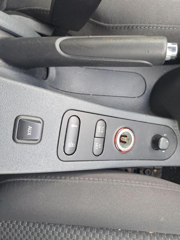 SEAT Leon - 1.6 8V Reference Euro 4 5dr - FULL SERVICE HISTORY,3 OWNER - Image 24