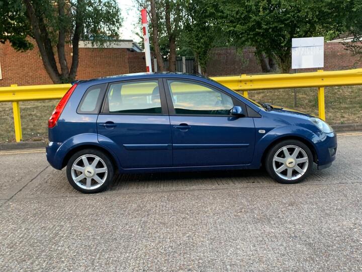 Ford Fiesta - 1.25 Zetec Blue Edition 5dr - Image 10