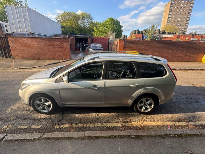 Ford Focus - 1.6 TDCi DPF Zetec 5dr - Image 3