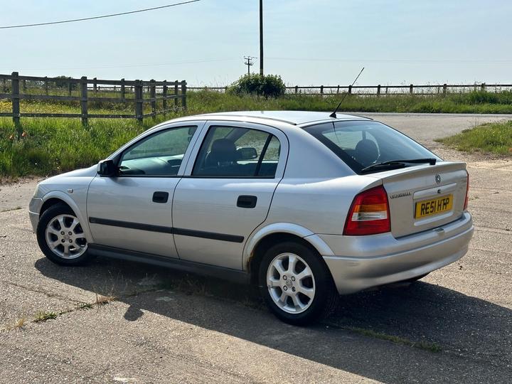 Vauxhall Astra - 1.6i Club 5dr (a/c) - AUTO - Full service history - Image 4