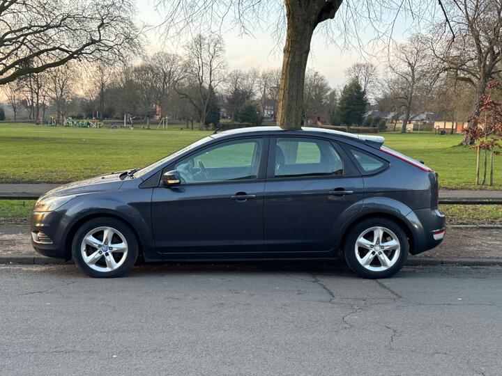 Cheap Ford Focus - 1.6i 16v Zetec 5dr - low miles well maintainedULEZ for sale in Brierley Hill, West Midlands