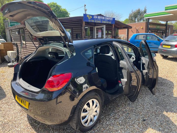 Vauxhall Astra - 1.6 16v Exclusiv Euro 5 5dr - LONG MOT/AIR CON/PRICE REDUCED - Image 4