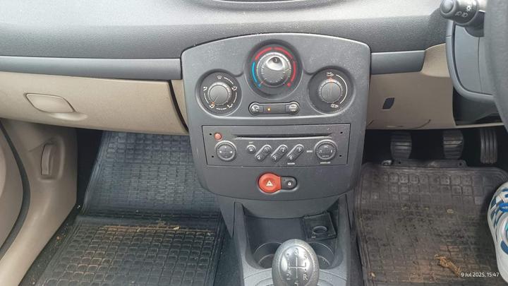 Renault Clio - 1.4 16v Expression 5dr - ++ ONLY 51499 MILES FROM NEW + - Image 11