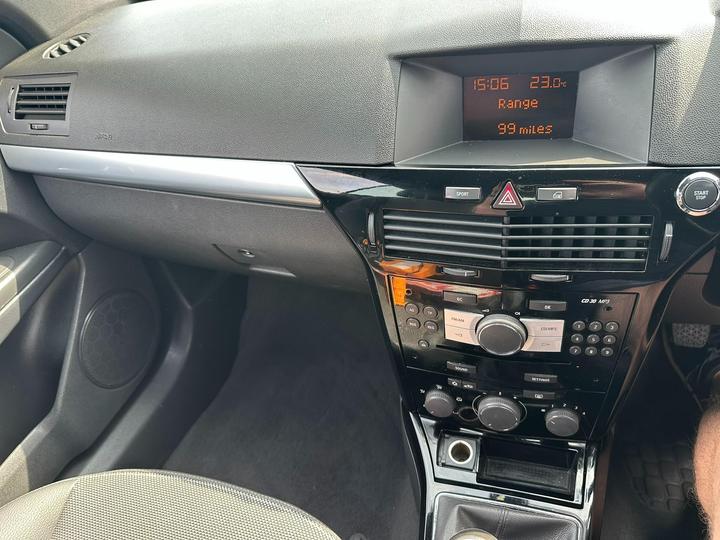 Vauxhall Astra - 1.9 CDTi Design Twin Top 2dr - Image 15