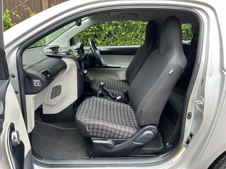 Toyota iQ - 1.0 VVT-i 2 Euro 5 3dr - 2 KEYS SERVICE HISTORY - Image 18